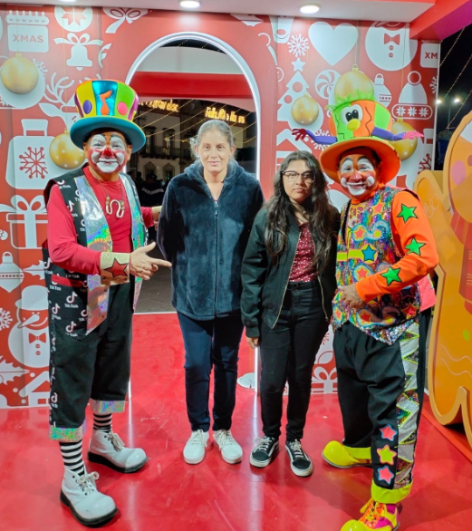 Jitomatito haciendo globos